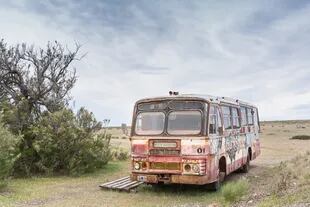 Bus pintado con grafitis en Cabo Raso, a 76 km de Camarones.