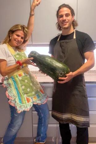 Gianni junto a su mamá, Flavia Palmiero, su fan número uno, en la cocina de su casa porteña. Él la ayudó y le dio consejos cuando ella aceptó la invitación para ser parte de Masterchef Celebrity.