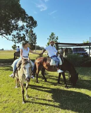Sofía Calzetti y Sergio Agüero disfrutaron de andar a caballo en José Ignacio