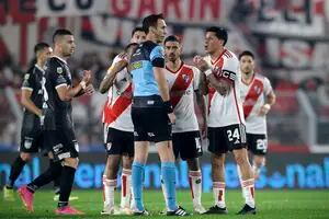 Qué explicó el árbitro sobre el gol anulado a River y la furia de los jugadores de Atlético Tucumán con Borja en el final