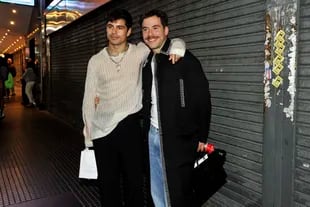 Uno de los protagonistas de la puesta, Fernando Dente, junto a su pareja, el actor y cantante Nicolás Di Pace.
