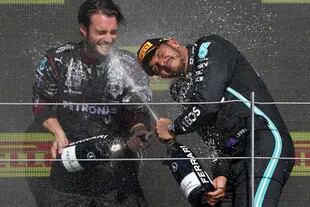 Lewis Hamilton celebra con champagne en el podio de Silverstone