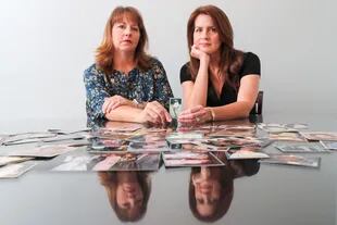 Cady Evans (izquierda) y su hermana, Crystal Deckard, rodeadas de fotografías de su madre, Darlene Coker, cuya demanda contra Johnson & Johnson hace 20 años fue una de las primeras en alegar que el talco para bebés de la compañía causaba cáncer. REUTERS/Mike Blake