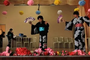 “Baile japonés”: la señora Mariko Sakata, 83 años, es una mujer de origen japonés pero nacida en Sorocaba, Brasil. Cuando se jubiló, conformó y dirige un grupo de baile con mujeres de más de 80 años. La mayoría de ellas tienen ahora, más de 90 años. Ana bailó junto a ellas.