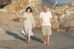 Leonardo DiCaprio y Camila Morrone, en mayo de este año, en las playas de Malibú