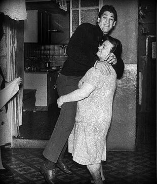 Ringo Bonavena, con doña Dominga, su mamá, que cobró gran popularidad durante la carrera del peso pesado argentino