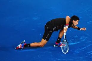 Djokovic suele patinar por estilo de juego, pero el polvo azul le ocasionó problemas