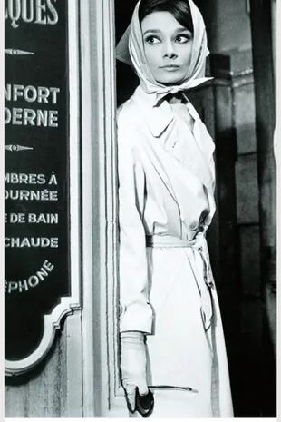 Audrey Hepburn impulsó el uso del trench femenino