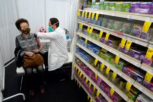 ESTADOS UNIDOS: El farmacéutico Todd Gharibian, a la derecha, administra una dosis de la vacuna Moderna COVID-19 a Toshiko Sugiyama, a la izquierda, en una sucursal de CVS Pharmacy el lunes 1 de marzo de 2021 en Los Ángeles.