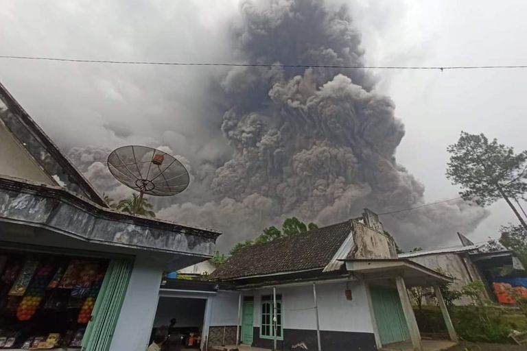 El volcán Monte Semeru en Indonesia entró en una poderosa erupción.