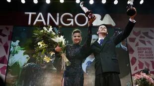 La pareja ganadora de la categoría Escenario en el Mundial de tango