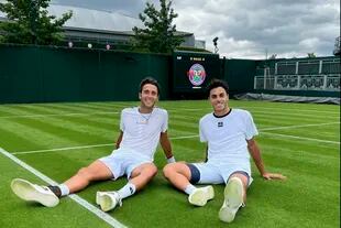 Los argentinos Tomas Etcheverry y Francisco Cerúndolo, sobre el césped de Wimbledon. 