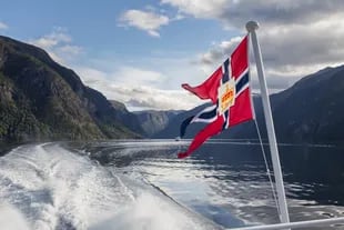 El catamarán que navega por el Sognefjord.