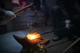 El sable de la espada katana suele recibir 3000 golpes de martillo para ser elaborado