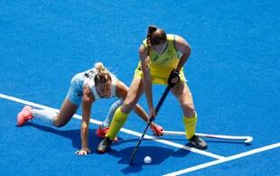 Australia y Argentina durante su partido del grupo B femenino de la competencia de hockey sobre césped de los Juegos Olímpicos de Tokio 2020,