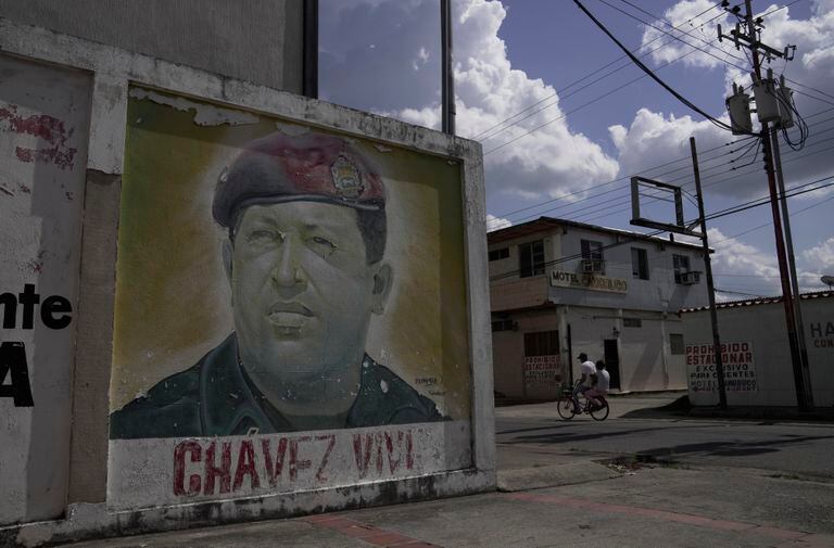 Un mural que muestra al fallecido presidente venezolano Hugo Chávez en una pared de su ciudad natal de Sabaneta, en el estado de Barinas, Venezuela, el domingo 5 de diciembre de 2021. (AP Foto/Ariana Cubillos)