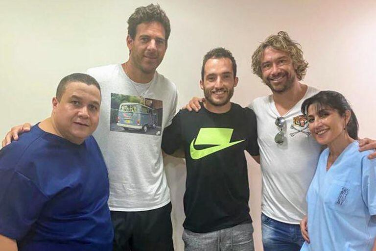 Del Potro en Porto Alegre, donde se realizó un tratamiento especial para tratar de volver al tenis; en la foto lo acompañan, entre otros, los uruguayos Diego Lugano y Emiliano Lasa