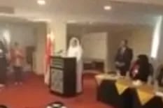 Arabia Saudita: un embajador se desvaneció mientras daba una conferencia y murió frente al público