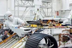 Los ingenieros conectaron el helicóptero Mars de la NASA al vientre del vehículo Mars 2020 el 27 de agosto de 2019, en el Laboratorio de Propulsión a Chorro en Pasadena, California.