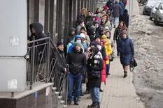 Miles de rusos se amontonan en los bancos para retirar sus ahorros tras la fuerte caída del rublo