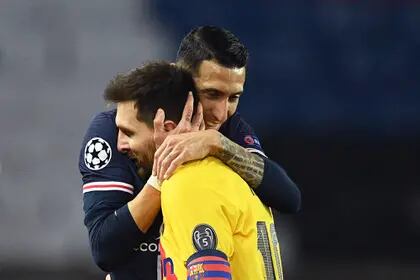 Y también rivales. Aquí, Di Maria consuela a Messi después de que PSG eliminó a Barcelona de la última Champions League