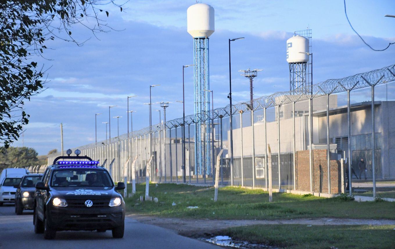 Tras el ataque, patrullan los alrededores de la cárcel ubicada en Rosario