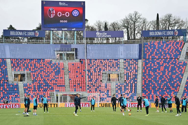 Frente a la ausencia del plantel de Bologna, os futbolistas de Inter hicieron un calentamiento en el campo de juego mientras esperaban a la decisión de suspender el encuentro.