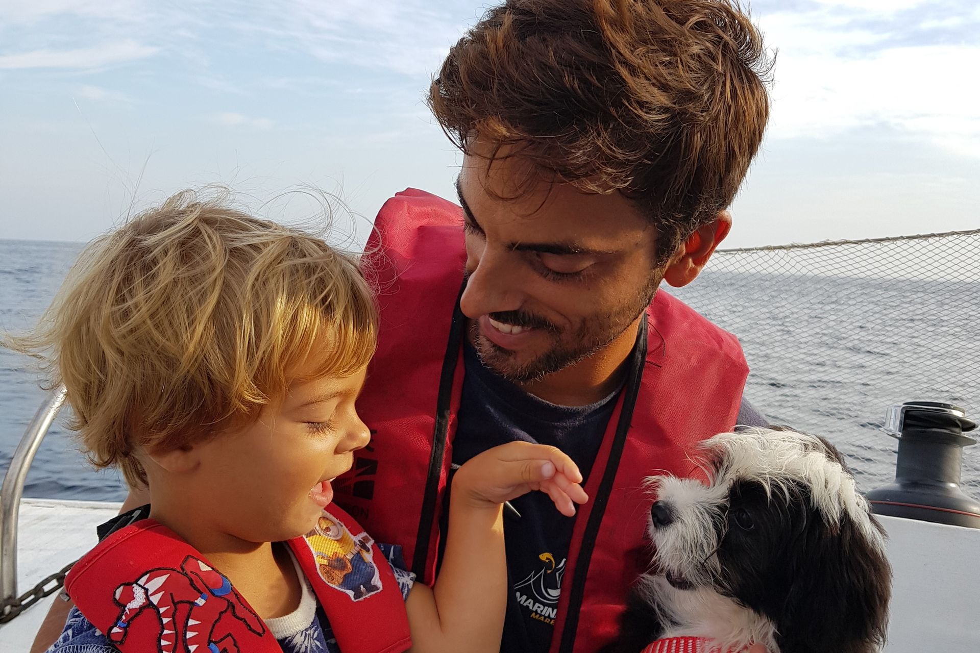 Coni, Juan y su hijo Ulises, de tres años, viven y viajan en velero por la costa de Brasi hace 9 meses. Desde Búzios, cuentan por qué les fascina vivir en el mar.