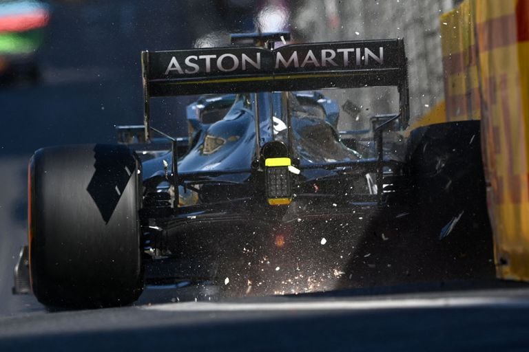 El piloto canadiense de Aston Martin, Lance Stroll, se estrella durante la sesión de clasificación para el Gran Premio de Azerbaiyán de Fórmula Uno en el circuito de la ciudad de Bakú en Bakú