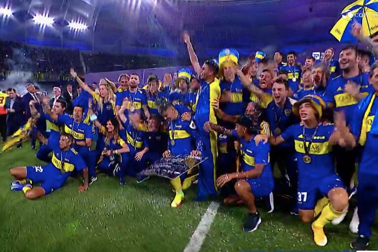 Los jugadores de Boca celebran el título luego de ganarle la final a Talleres
