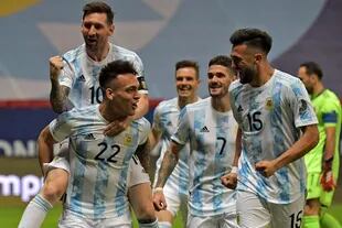Lautaro Martinez festeja con Lionel Messi y Nicolás Gonzalez la apertura del marcador durante el partido que disputan Argentina y Colombia por la Copa América 2021