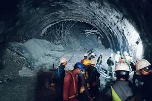 Dramático operativo en la India para rescatar a 40 obreros atrapados hace cinco días en un túnel que colapsó
