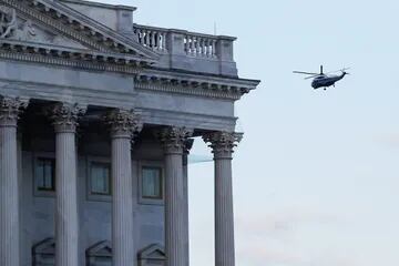 El presidente de Estados Unidos, Donald Trump, vuela a bordo del Marine One antes de la toma de posesión del presidente electo Joe Biden, en Washington