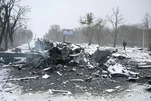 Vehículos destruidos en las rutas de Kharkiv, Ucrania (REUTERS/Maksim Levin)