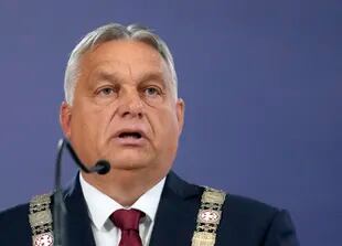 Le Premier ministre hongrois Viktor Orban s'exprime lors d'une conférence de presse avec le président serbe Aleksandar Vucic le vendredi 16 septembre 2022 à Belgrade, en Serbie.  (AP Photo/Darko Vojinovic)