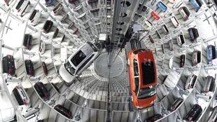 Una torre para estacionar vehículos en la planta de ensamblaje de Volkswagen en Wolfsburgo, Alemania