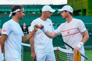 Entrenamiento entre leyendas del tenis en Wimbledon: Roger Federer y Andy Murray.