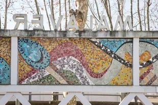 Mural cerámico artesanal con vidrio, venecitas y azulejos sobre paneles rehundidos, realizada en la estación Malaver del Ferrocarril Mitre, realizado junto con María Fernanda Ferri