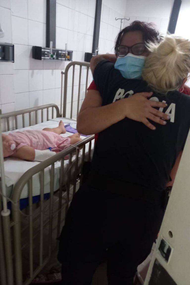 El abrazo sentido entre la oficial Laura Pagani y la madre de la beba que sufrió el ahogamiento