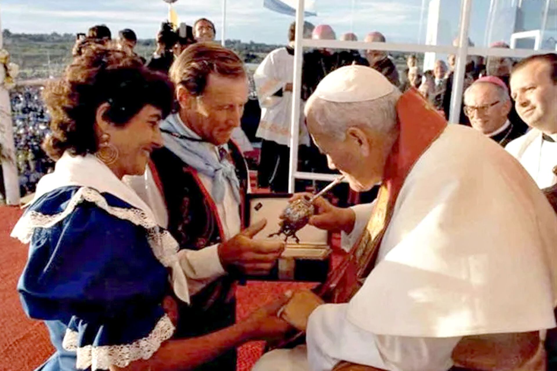 Los vecinos Silvia y Beto Poh, de Paraná, convidan un mate al Papa Juan Pablo II, en abril de 1987