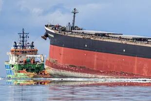 El petrolero encallado junto a una embarcación del gobierno de Mauricio