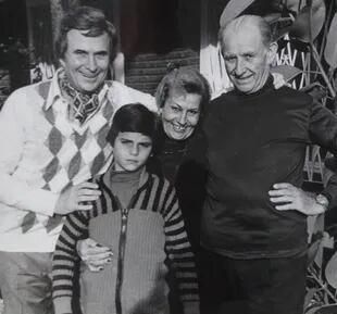 Silvio Soldán no suele hablar de su padre pero sí de Tita, su mamá; en la postal, posa junto a sus padres y su hijo Silvito