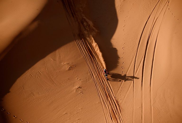 El motociclista argentino Kevin Benavides en KTM durante la séptima etapa del Rally Dakar 2022, en el desierto entre Riad y Al-Dawadimi