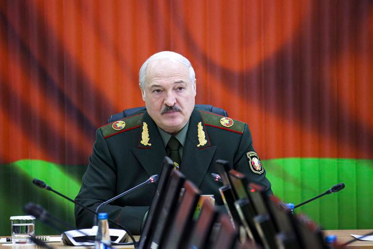 El presidente bielorruso Alexander Lukashenko atiende una reunión con altos mandos de las fuerzas militares del país, en Minsk, Bielorrusia, el lunes 22 de noviembre de 2021. (Nikolay Petrov/BelTA Pool Foto vía AP)
