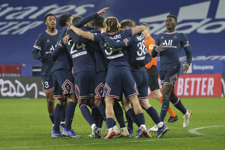 Los jugadores del PSG celebran el gol de Thilo Kehrer en el partido contra Lyon por la liga francesa, el domingo 9 de enero de 2022. (AP Foto/Laurent Cipriani)