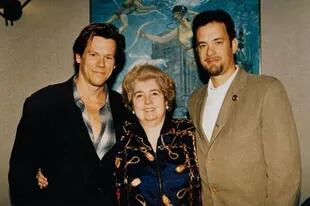 Maria Snoeys-Lagler junto a Kevin Bacon y Tom Hanks (Foto: Facebook @opnieuwenco)