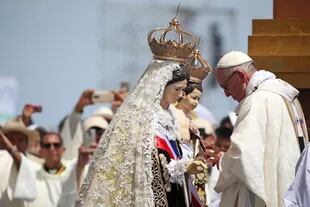 Francisco rezó frente a una figura de la Virgen María durante la misa