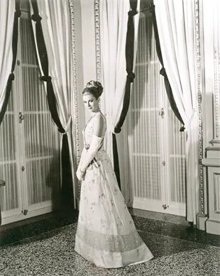 Grace Kelly durante una visita oficial a París en 1959, con el peinado que inspiró a Beatrice para el Baile de la Rosa.
