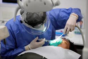 La odontología es una de las prácticas que más cambiaron por la cantidad de recaudos que deben tomar a partir de la pandemia