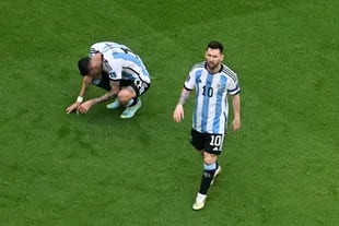 Ángel Di María y Messi, desazón profunda tras un debut inesperado.